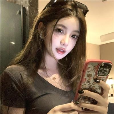 给小酒馆女子喝高杯酒
